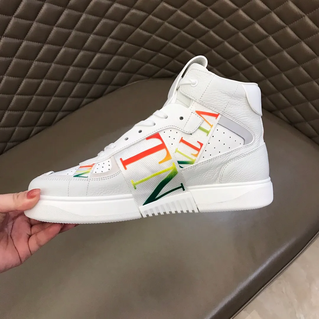 P460◾️▫️V L7N high-top calfskin lace-up sneakers. No man should be able to refuse this style. The classic color scheme is so handsome! Purchase a high-precision replica of the original version to instantly sell off the market currency! 6 VLTN logo rubber effect straps - Valentino Garavani Logo printed on the back and tongue, all materials are customized to ensure quality!  Size: Male 38-44 (45.46 customized)